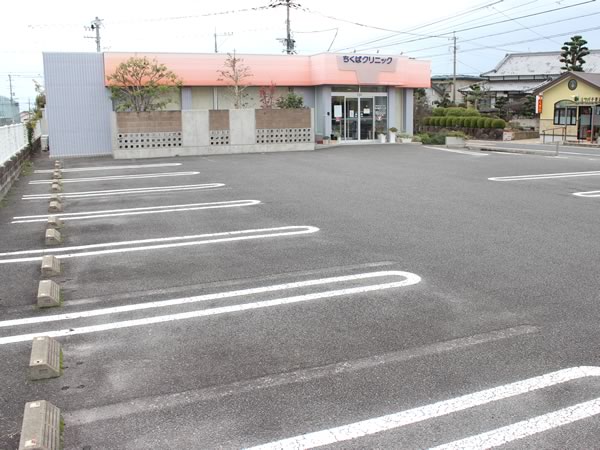 大村市の古賀島町、内科一般・糖尿病を専門とするちくばクリニック｜駐車場